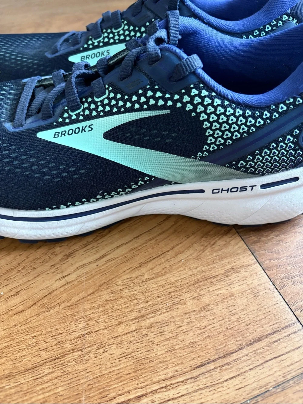 Brooks Ghost 14 Womens 10 Narrow 2A Navy/Mint Excellent minimal wear No insoles.